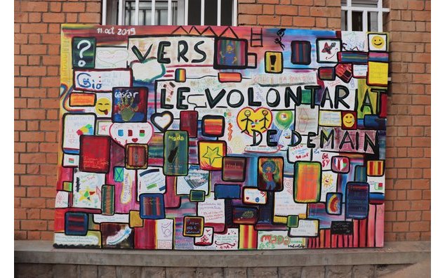 Fresque collective, animée par l'artiste-peintre Mat Li : "Vers le volontariat de demain".